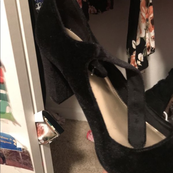 black heels - Picture 2 of 2